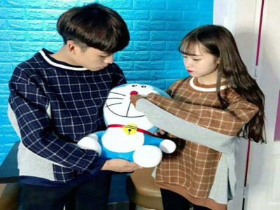男子与女子一起擦APP,情侣互动擦APP，环保甜蜜两不误